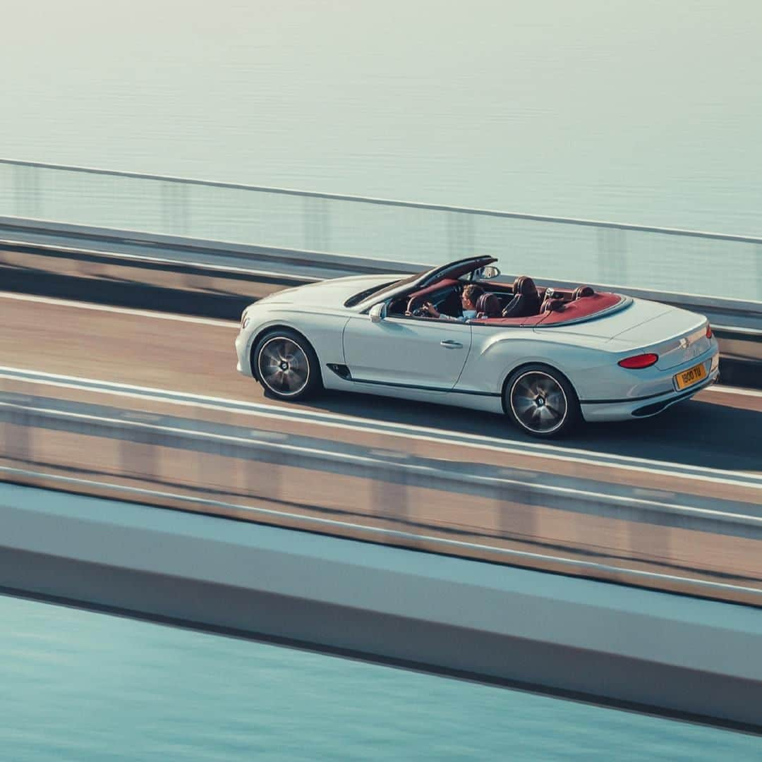 ベントレーさんのインスタグラム写真 - (ベントレーInstagram)「Smiling comes as standard. The roof is optional. The #ContinentalGTC in exterior colour Ice. Design yours through the link in bio. _ Continental GT Convertible WLTP drive cycle: combined fuel consumption: 14.8 mpg (19.1 l/100 km), combined CO2: 336 g/km」10月14日 3時30分 - bentleymotors