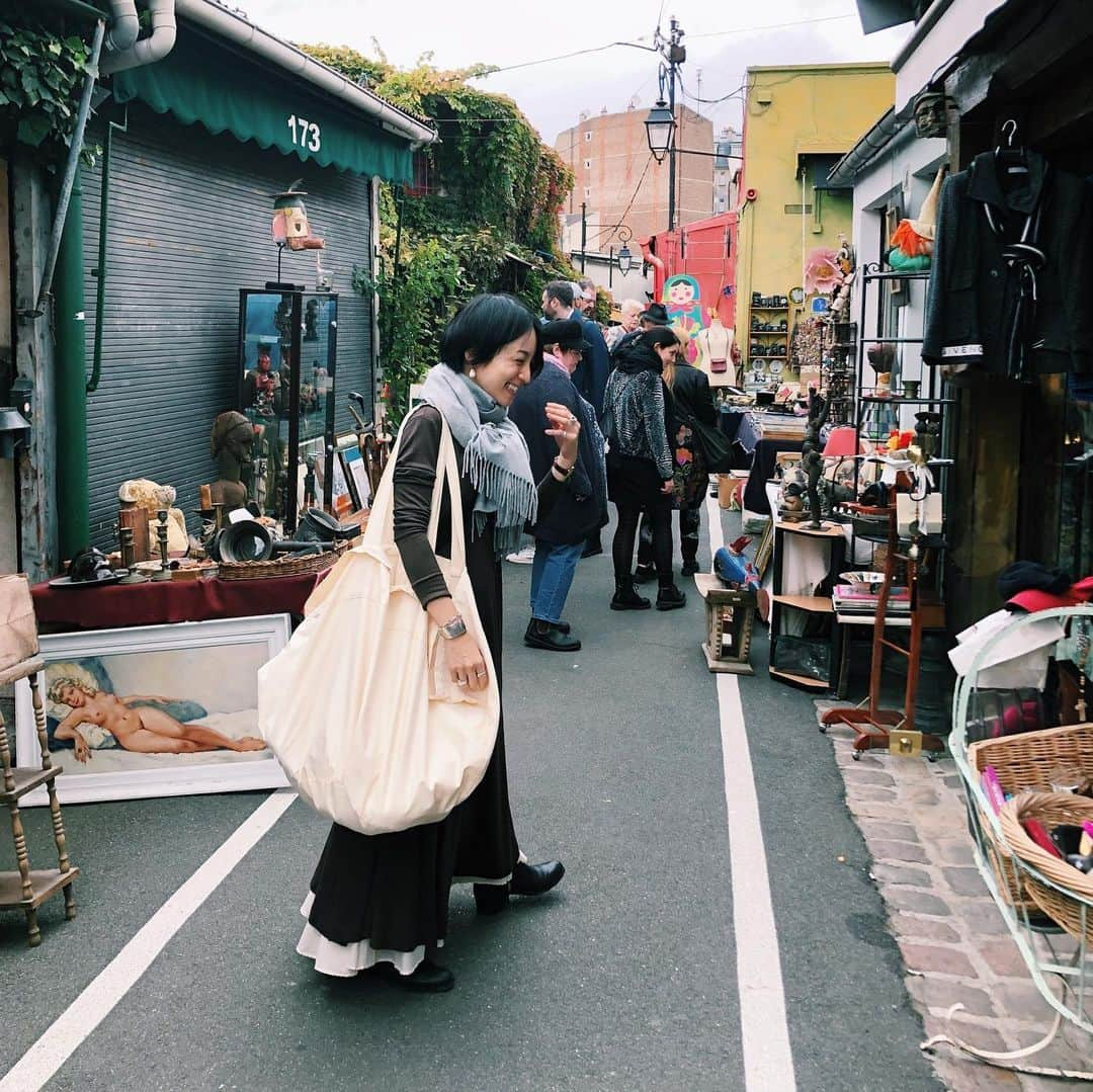 高山都さんのインスタグラム写真 - (高山都Instagram)「翌日は、早起きしてクリニャンクールの蚤の市へ。 とても広くて、細い路地に沢山のお店が並んでいます。 古いお皿や生活雑貨、洋服、アクセサリー…決して綺麗とかそういうものじゃないんだけど、しっかり使われてきたものたちが、また次の持ち主のところへ渡る…そんなモノの流れを感じられる場所でした。 買うはずではなかった…し、スーツケースもすでにパンパン、たぶん重量オーバーだったのにも関わらず、素敵なお皿に恋をして、持ち帰りました。(機内持ち込みで) ここは、カードが使えるところは少ないので、現金を持っていったほうが良いです。 あと、スリなども気をつけた方がいいので、財布やパスポートはもちろん、携帯電話やカメラなんかも注意です。 次に来るときは、ここも予定をしっかり組んで、もっともっと見てまわりたいなー。 one-piece @curensology  skirt #framework  stole @johnstonsofelgin #Paris #蚤の市 #vintage  #antique #都の旅の記録　#都ふく」10月14日 9時10分 - miyare38