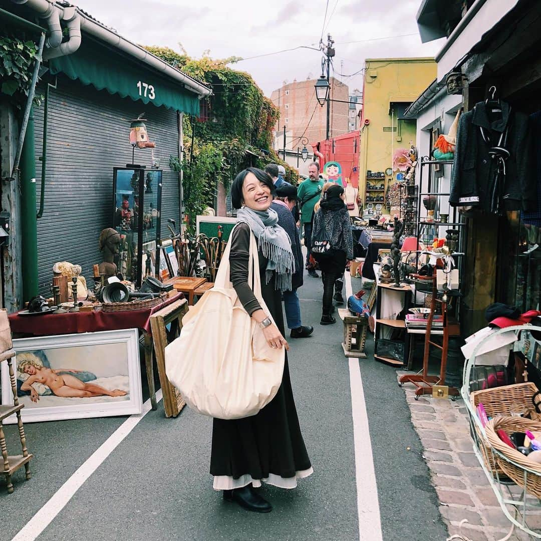 高山都さんのインスタグラム写真 - (高山都Instagram)「翌日は、早起きしてクリニャンクールの蚤の市へ。 とても広くて、細い路地に沢山のお店が並んでいます。 古いお皿や生活雑貨、洋服、アクセサリー…決して綺麗とかそういうものじゃないんだけど、しっかり使われてきたものたちが、また次の持ち主のところへ渡る…そんなモノの流れを感じられる場所でした。 買うはずではなかった…し、スーツケースもすでにパンパン、たぶん重量オーバーだったのにも関わらず、素敵なお皿に恋をして、持ち帰りました。(機内持ち込みで) ここは、カードが使えるところは少ないので、現金を持っていったほうが良いです。 あと、スリなども気をつけた方がいいので、財布やパスポートはもちろん、携帯電話やカメラなんかも注意です。 次に来るときは、ここも予定をしっかり組んで、もっともっと見てまわりたいなー。 one-piece @curensology  skirt #framework  stole @johnstonsofelgin #Paris #蚤の市 #vintage  #antique #都の旅の記録　#都ふく」10月14日 9時10分 - miyare38