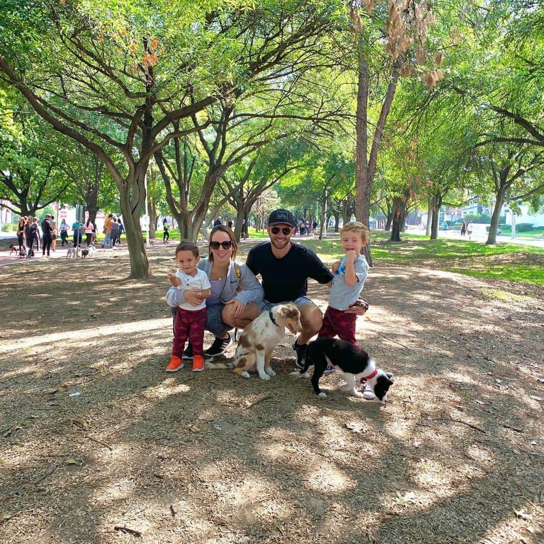 ミゲル・ラジュンのインスタグラム：「A veces es tan bueno volar, cómo echar raíces para seguir creciendo... . 😍😘 . #family #enjoy」