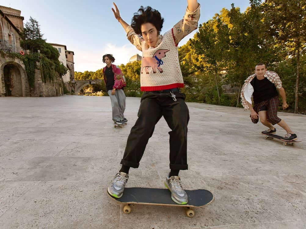 グッチさんのインスタグラム写真 - (グッチInstagram)「Part of the collaborative project showcasing the #GucciGrip watch, photographer @niccoloberretta captures in Rome a cast of skaters including @orlandomiani—the artist and skater who appears in the #GucciCruise20 campaign #ComeAsYouAre_RSVP. Discover more through link in bio. @alessandro_michele  #AlessandroMichele」10月14日 4時01分 - gucci