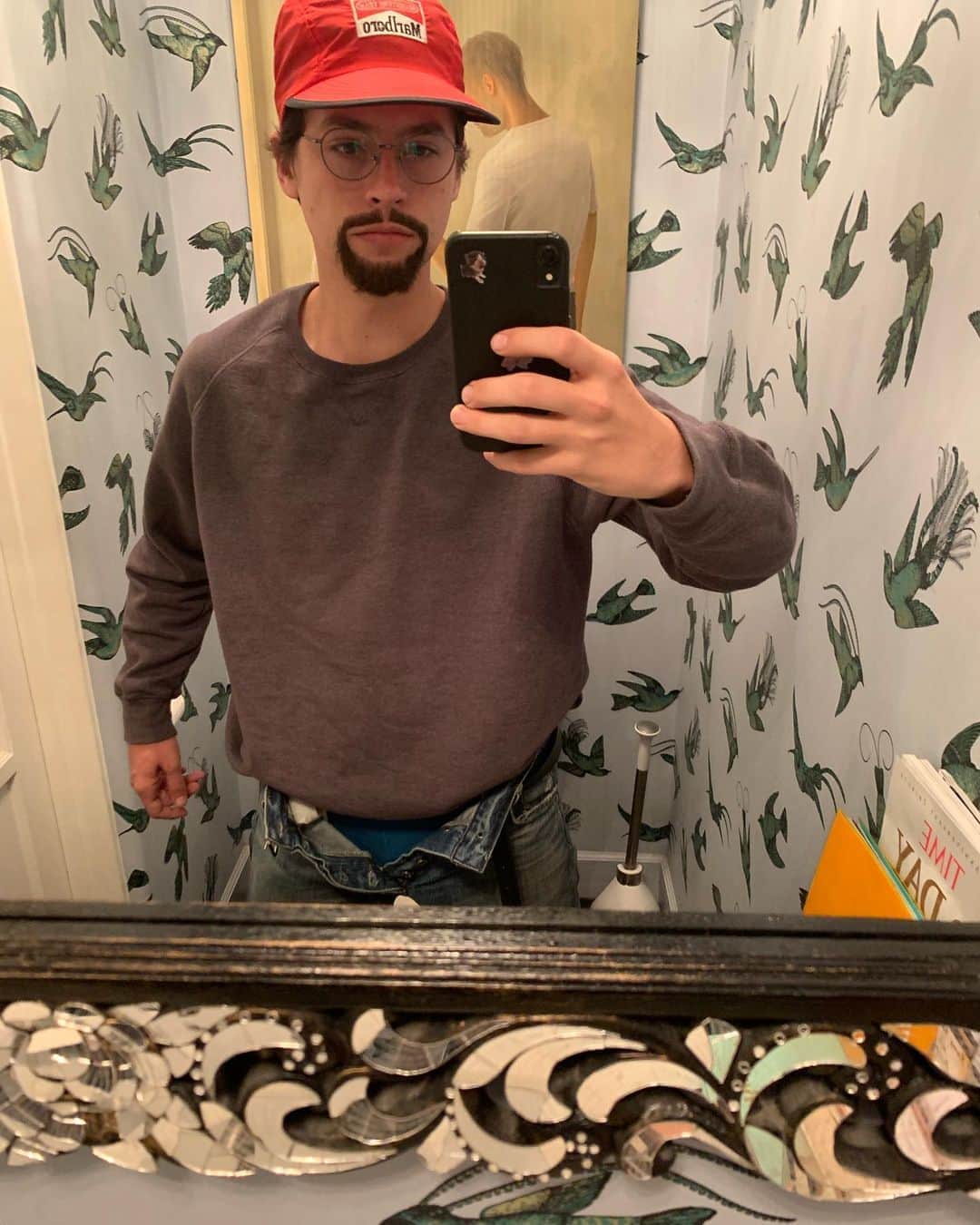 コール・スプラウスのインスタグラム：「Oops! Someone help! Can’t button up my pants because my hands are covered in WD40 again.」