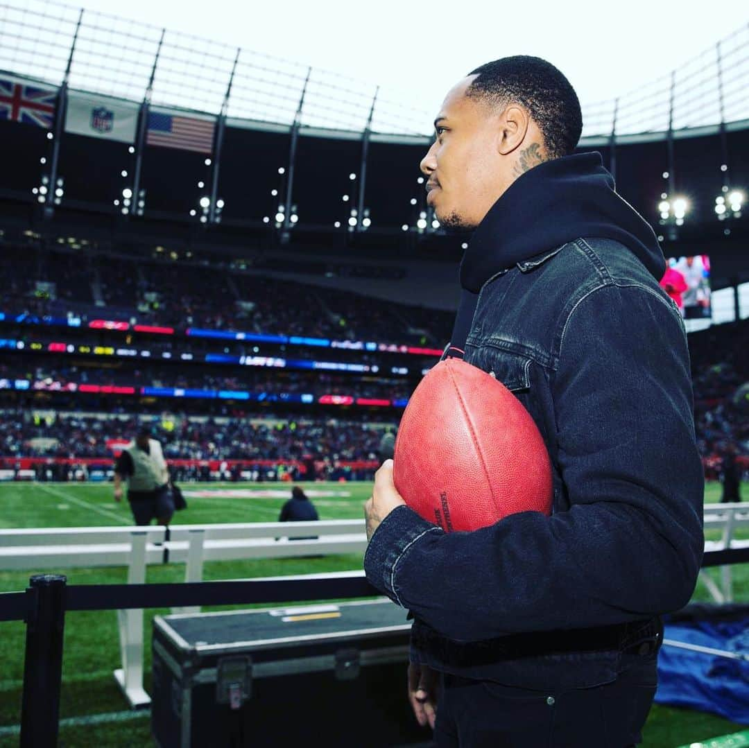 ナサニエル・クラインのインスタグラム：「Good day watching the nfl 🏈 @nfluk」