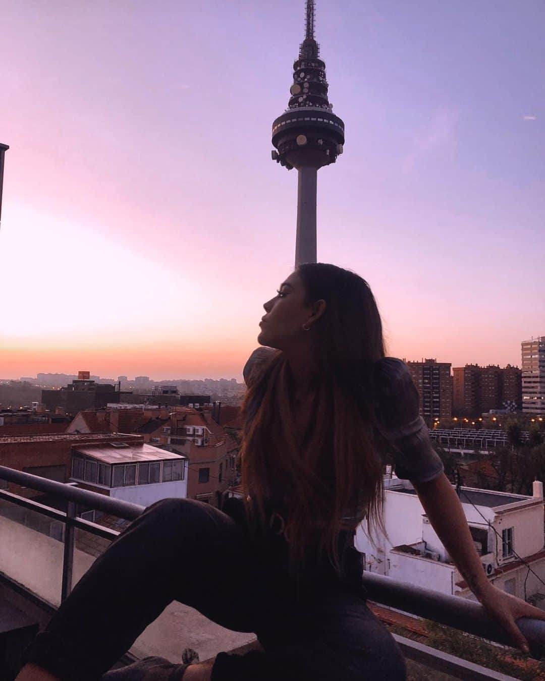 Danna Paolaさんのインスタグラム写真 - (Danna PaolaInstagram)「Recordarás las tardes de invierno por Madrid... las noches enteras sin dormir. ∞」10月14日 4時30分 - dannapaola