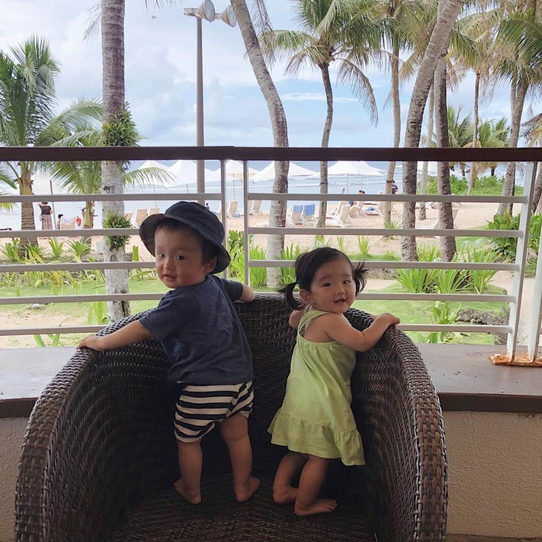 のインスタグラム：「. . Babies👧🏼👦🏼🧡 . おっとりすぎるMinatoとおてんばすぎるNinaの掛け合いが本当に面白くて可愛かったな😂💕 . 子どもたちの写真に必死で私たちの写真は一枚もなーい😂 パーカーもランジェリーもキーホルダーもお揃いにしたり、コンビニで買うものですら被るほど気が合う二人だったのに！笑 ママと子どもだけの旅行って絶対やばいと思ったけど、ちほちゃんのおかげで楽しかった〜💖 ありがとう、また行こうね✨ . #guam #babies #10month #子連れ海外 #子連れグアム #同い年ベビー #生後10ヶ月」