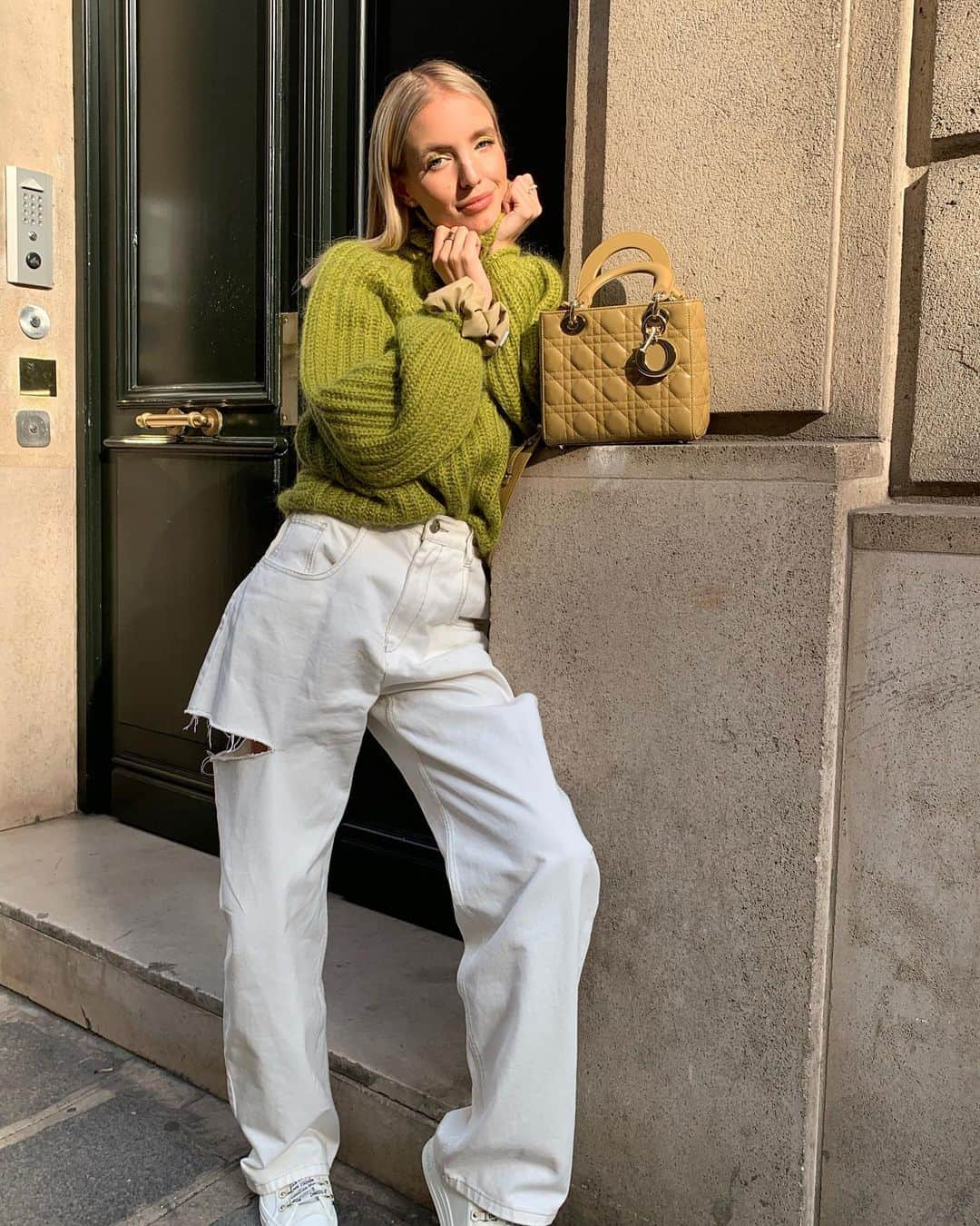 レオニー・ハンネさんのインスタグラム写真 - (レオニー・ハンネInstagram)「Lady in green and #LadyDior. 💚 Anzeige #dior #paris」10月14日 4時35分 - leoniehanne