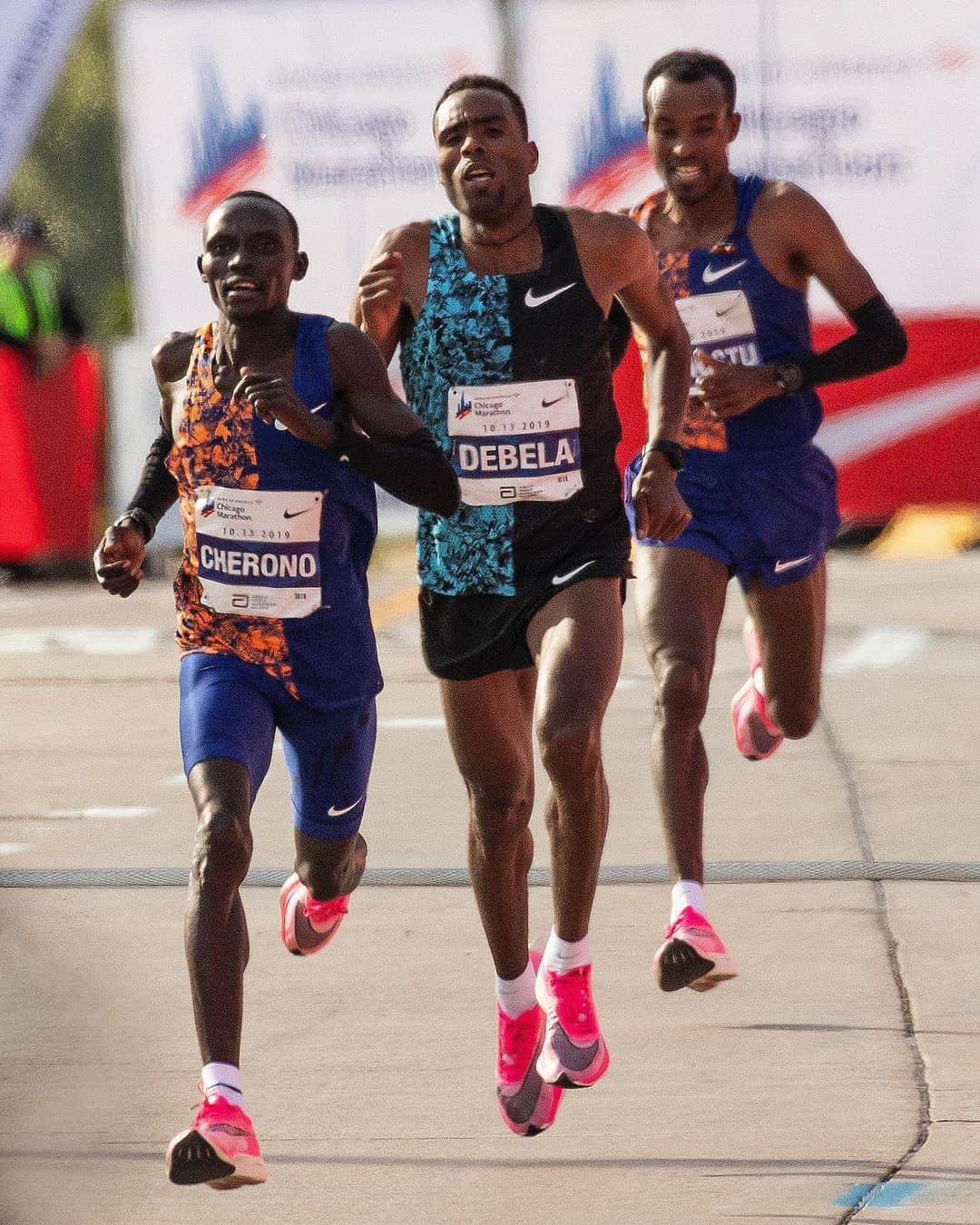 The Run Dept.さんのインスタグラム写真 - (The Run Dept.Instagram)「Leave them chasing. Again. ⠀ Lawrence Cherono sprints to the finish in a tight competition on the streets of Chicago. Finishing with a time of 2:05:45, Lawrence is once again second to none. #justdoit #chicagomarathon」10月14日 4時48分 - nikerunning