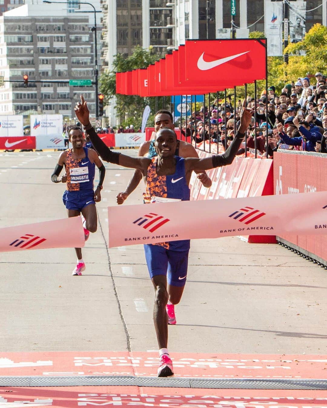 The Run Dept.さんのインスタグラム写真 - (The Run Dept.Instagram)「Leave them chasing. Again. ⠀ Lawrence Cherono sprints to the finish in a tight competition on the streets of Chicago. Finishing with a time of 2:05:45, Lawrence is once again second to none. #justdoit #chicagomarathon」10月14日 4時48分 - nikerunning