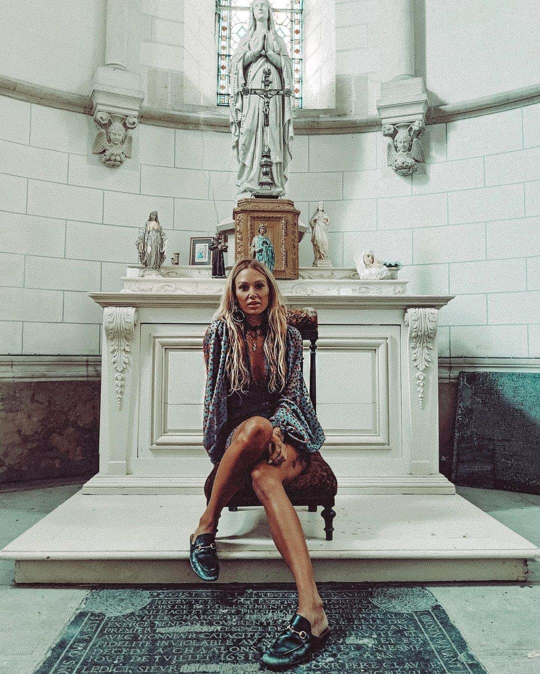 ルー・ティーズデールのインスタグラム：「Forgive me father - for my scruffy shoes」