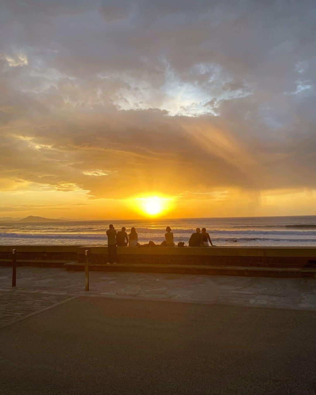 白澤貴子さんのインスタグラム写真 - (白澤貴子Instagram)「The sun is in my wine🍷♡ Which sun do you like?﻿ ﻿ さてさて、バスクやフランスの紹介はもう少し続けますが、私はもうすぐ日本に戻ります。﻿ ﻿ 今回の私の滞在の日課となったのは太陽を眺めること。﻿ ﻿ ほとんど毎朝、毎夕、陽がのぼる姿と落ちていく姿を眺めました。﻿ ﻿ ビーチが近いだけに波を眺めることにはなるだろうと想像していたけれど、こんなにも太陽と向き合うとは思いもしなかった。﻿ ﻿ でも間違いなく、毎日変わるその今しかない姿に魅了され、この生活を支えてもらいました。﻿ ﻿ 特に私のビアリッツ最後となるサンセットはとても素敵で…﻿ (1〜5枚目)﻿ ﻿ 決して海の近くを希望してここを選んだわけではなかったけれど、都心に住んでいては味わえない太陽との毎日は、疲れていた身体と心が予想外に優しく包んでくれた気がします。﻿ ﻿ 今回は、直前まで行くかどうか悩みまくり、前回と同じようでまったく違う目的で留学したけれど、やはり来てよかった。﻿ ﻿ 行った方がいいと背中を押してくれた家族、そして @shogosekine0319 ありがとう😊 ﻿ ﻿ 何もかもが足りなすぎる私はもっともっと、成長したい。﻿ ﻿ #白澤とバスク #biarritz #ちなみに4と6枚目の私以外に写っている人や犬は通りすがりの方たちです﻿」10月14日 5時36分 - takakoshirasawa
