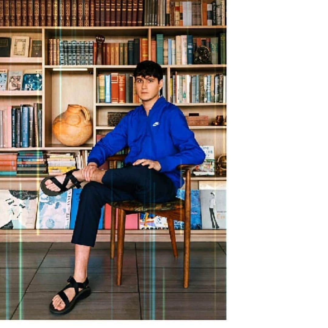エズラ・クーニグのインスタグラム：「Q magazine shoot from earlier this year. This one’s for the haters who think I only wear socks & sandals. @qmagazineuk @rachaelwrightphoto @bany161」