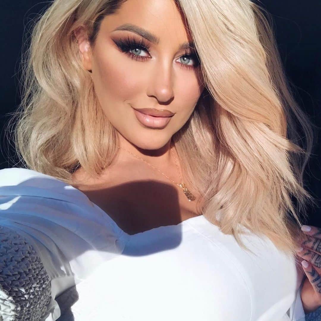 Kylie Cosmeticsさんのインスタグラム写真 - (Kylie CosmeticsInstagram)「@chrisspy wearing Baddie On The Block Blush 🔥 available now inside our new Ulta Exclusive Holiday face palette 💗✨」10月14日 6時04分 - kyliecosmetics