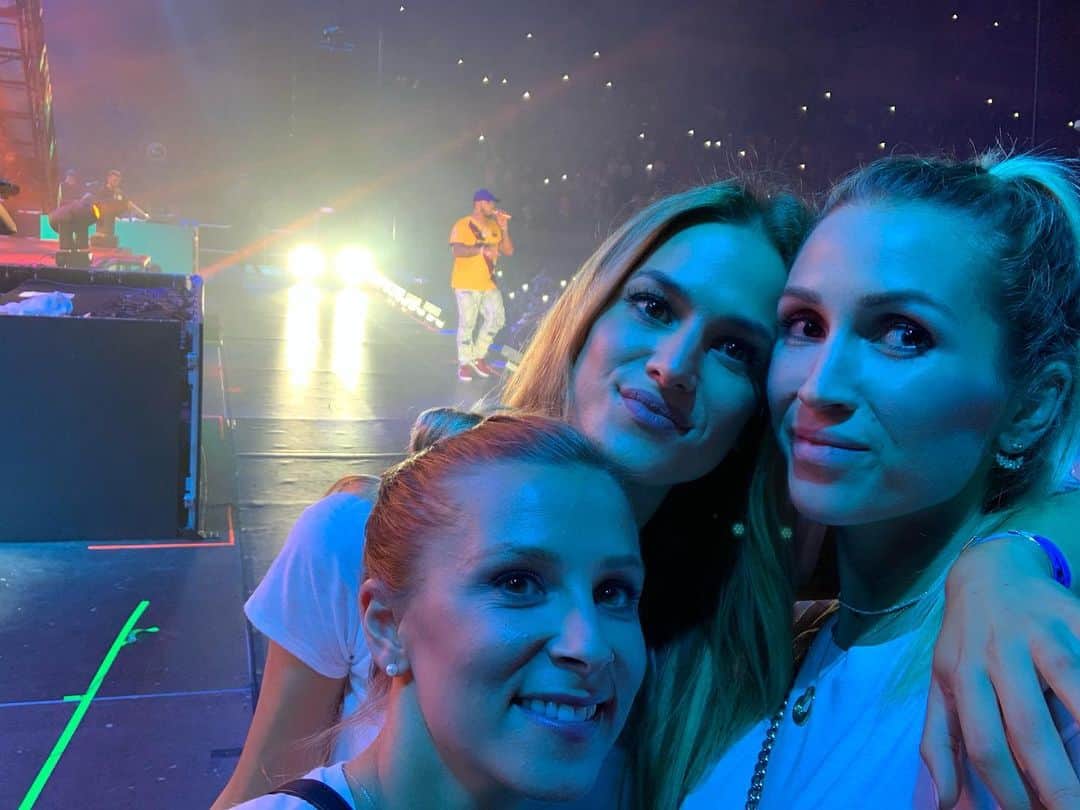 ソフィア・バルビのインスタグラム：「GIGANTE @anuel_2blea .... @elenagalera @maribalbi_lo」