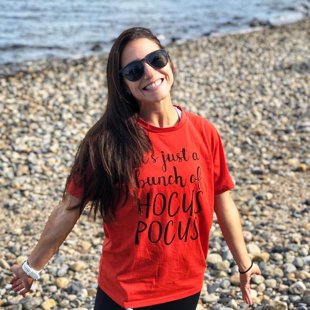 マリッサ・キャステリのインスタグラム：「Got my Hocus Pocus shirt on and took some cute photos of Mosby. Today was a great day! 🍁 . . . . . . *#fall #shichon #hocuspocus #iloveautumn🍁」