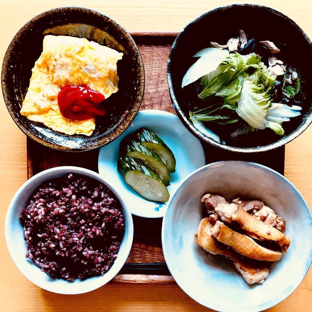 のインスタグラム：「また雨かあ。」