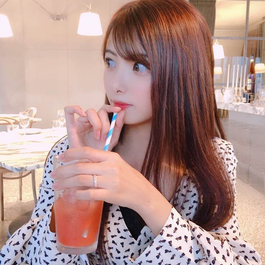 岡田栞奈のインスタグラム：「今日は美容クリニック行って 友達とカフェ💓☕️ 日が落ちるの早いね。 なんか急に寒いね❄️ ・ そいえば赤髪になりました❤️ #カフェ #銀座 #APOLLO #祝日 #女子会 #主婦 #美容day」
