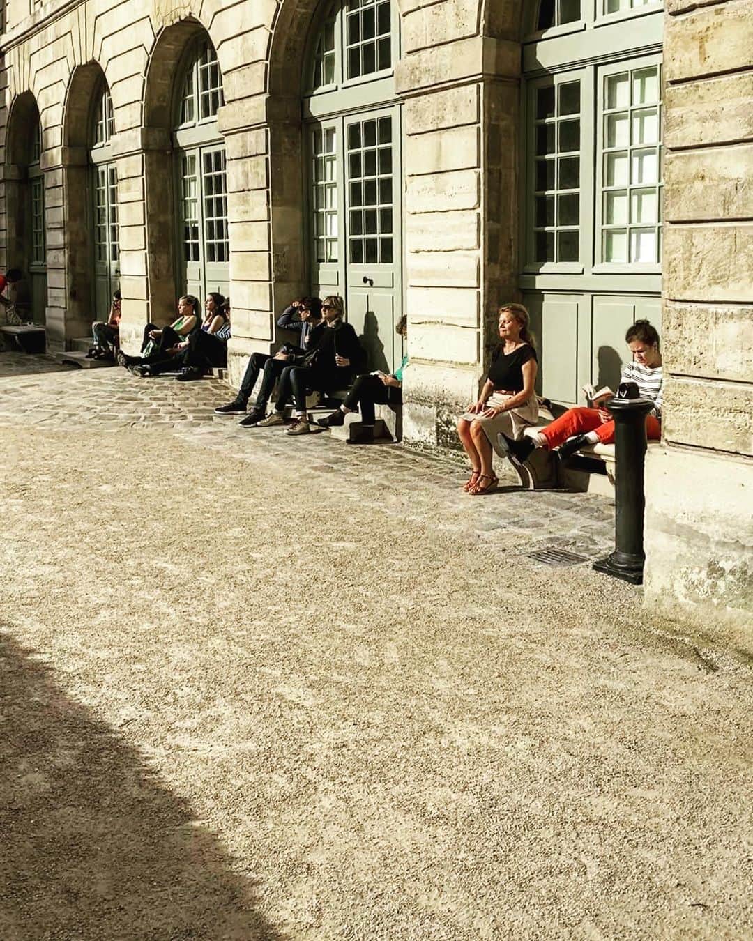 白澤貴子さんのインスタグラム写真 - (白澤貴子Instagram)「It's so important to be photosynthesized for all parisiens.  パリに着いたら暑いほどの快晴。  大きな建物の前でありがたそうに一列に座っている人たち。  この、太陽を浴びられる貴重な時間を一瞬でも逃すものかというパリジャンたちの姿勢はなんだか微笑ましい。  美白大国の日本では見ることはない光景。  #白澤とパリ #ビアリッツ情報は週末にまとめますね」10月14日 18時21分 - takakoshirasawa