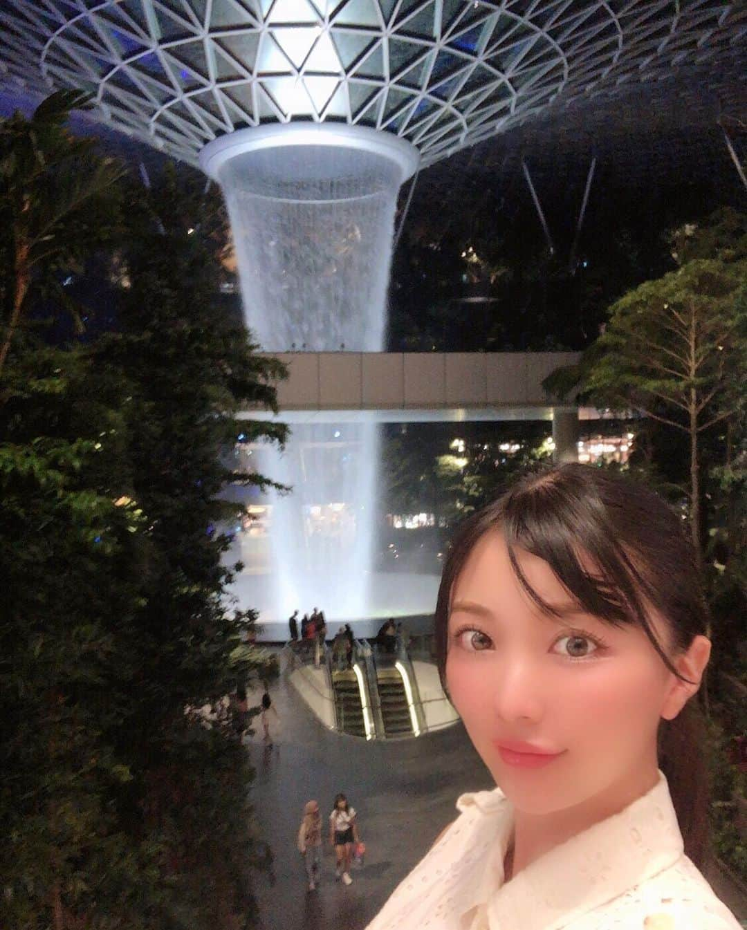 栄木明日香さんのインスタグラム写真 - (栄木明日香Instagram)「シンガポール、チャンギ空港の新名所 ジュエル💎 ﻿ マイナスイオンたっぷりで癒されました😊﻿ ﻿ ﻿ ショッピングモールが広大だから夢中になりすぎてボーディングに遅れないように要注意笑﻿ ﻿ 私は危うく日本へのフライト逃しそうになりました🤣﻿ ﻿ Went to “Jewel” the newest attraction at Changi airport🎶﻿ ﻿ The rain vortex was so soothing and cool😄 ﻿ ﻿ Loved massive shopping mall too so I almost missed my flight to Tokyo!🤣 #asiangirls #asianmodel #ilovettavel #travellinginasia #travelsingapore #lovesingapore #changiairport #jewel #therainvortex #rainvortex #shoppingsingapore #ジュエル #シンガポール旅行 #シンガポール土産 #旅行好き女子 #旅行大好き」10月14日 16時56分 - liz_asuka__