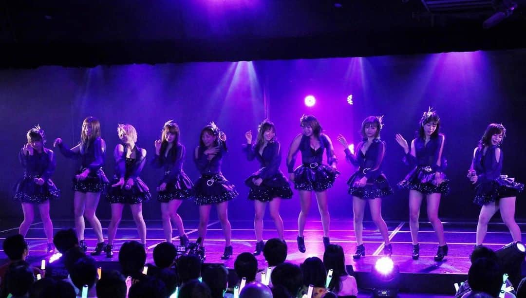 のインスタグラム：「ミッドナイト公演といえば スルーザナイト笑  本当ラストがこの曲で この衣装だと知った瞬間  あーこれで発表するんか  と躊躇しなかった わけでもない。笑  ニュースでは ほとんどうまく隠れてて ありがたかったです🙏ｱﾘｶﾞﾀ-  #スルーザナイト」
