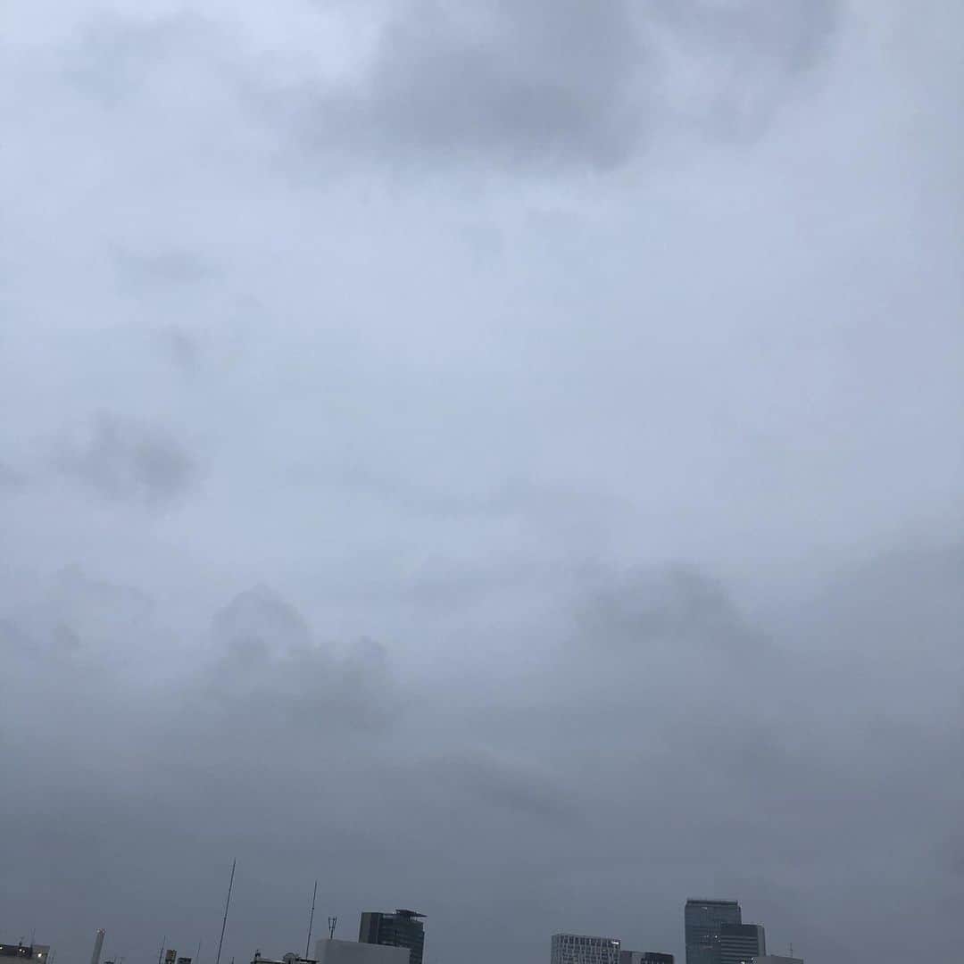 濱田マサルさんのインスタグラム写真 - (濱田マサルInstagram)「雲が厚い満月の日は月のエネルギーが届かないからなのか。。気のせいか。  乱れは穏やかで  今日は静かな1日です🌕」10月14日 17時05分 - hamadamasaru