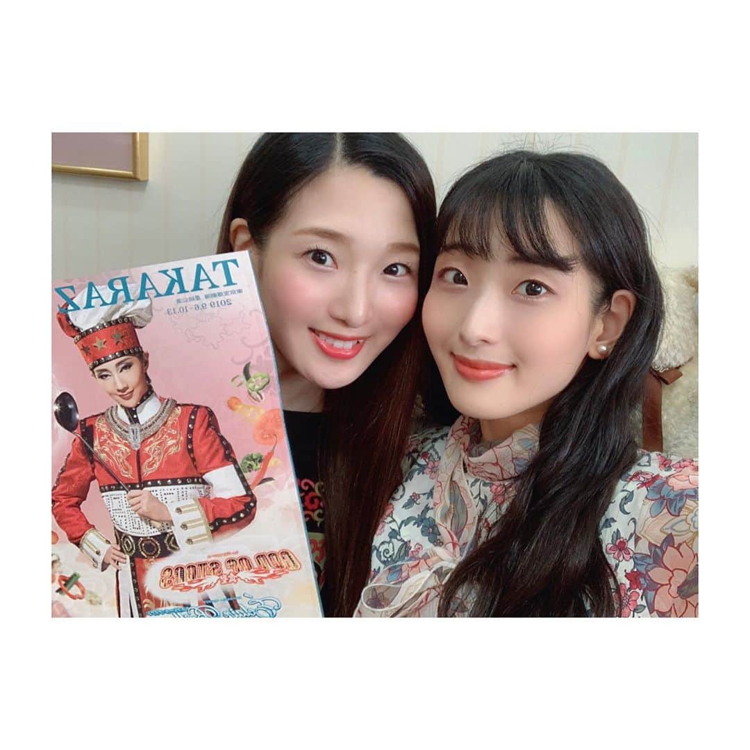 のインスタグラム：「台風19号の被害にあわれた方々へ、心よりお見舞い申し上げます。  私の住んでる地域では川の氾濫などなかったのですが、金曜日から近所でもお水や食料の買い占めなども起こっていて、土曜日の強風豪雨もとっても怖かったです。 朝起きてみたら、信じられないほど大きな被害が全国で起きていて、呆然としました。 たくさんの方が亡くなり、怪我をされて、今も避難されてる方々もいらっしゃると思います。 台風15号での被害から復旧できてない地域に更に被害があったり、夜中にあっという間に浸水してしまったり、一日、二日経って分かってきた被害もあって、色々な報道を目にして心を痛めています。  広範囲での大きな被害、短期間での復旧は難しいのかもしれませんが、1日も早く、全ての方々に穏やかな日常が戻ってきますように、心からお祈りしています。 . . . 土曜日の台風の影響で、前楽の日2公演休演になってしまった星組さん。千秋楽はどうにか上演できて、本当に良かったです。. . 中学高校時代の同級生、麻央侑希が退団しました✨12年間の素晴らしい活躍、友人としてとても誇らしかったです✨✨✨. 大好きな紅さんandあーちゃんカップル❤️そして、如月連さんと蓮月りらんちゃん❣️. 誠におめでとうございます💓. . 写真は、先日星組さんを観劇した時のものです！. . . p.s.前回の投稿に、台風対策をコメントしてくださった方がいらっしゃいました。とても参考になり、助かりました。ありがとうございました✨」