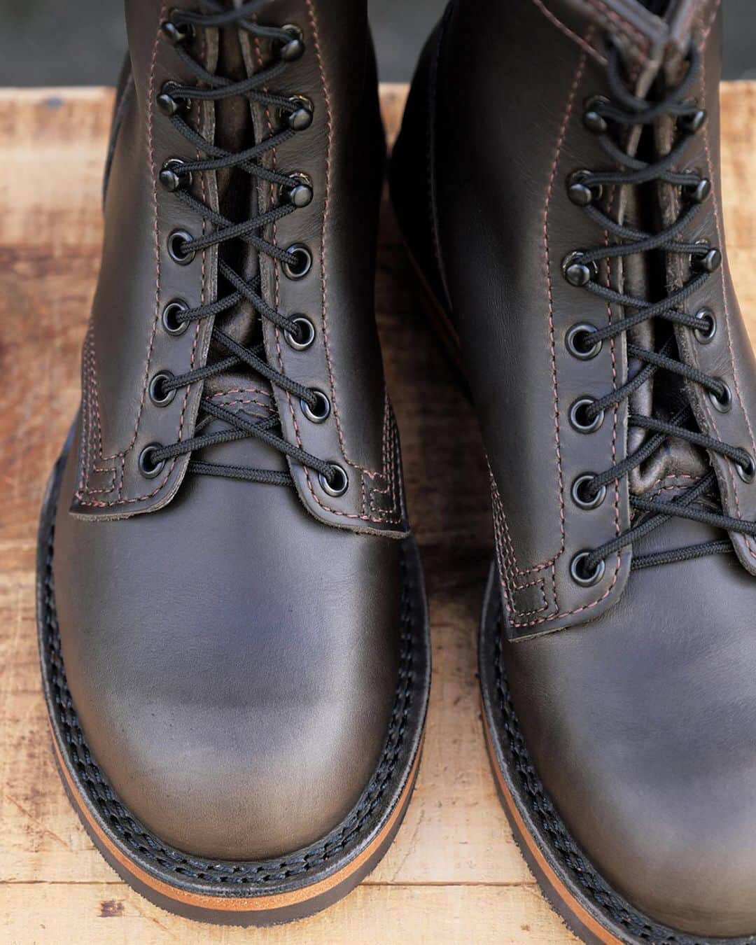 のインスタグラム：「. ~Charcoal Leather~ 新しいオプションレザーとして"Charcoal Leather"が、通常のカスタムオーダーで使用できるようになりました！ 昨年発表されたWESCOの限定モデル"1939s"で使用されたプルアップのカウハイドレザーで、厚みは5.5~6oz。 バイクとの相性は言わずもがな、さまざまなライフスタイルに溶け込むレザーカラーです。 . #WESCO #CharcoalLeather #新色レザー #madeinusa🇺🇸 #oregon #scappoose #wescojapan #wescoebisu #wescosetagaya #wescokanazawa #チャコールレザー」
