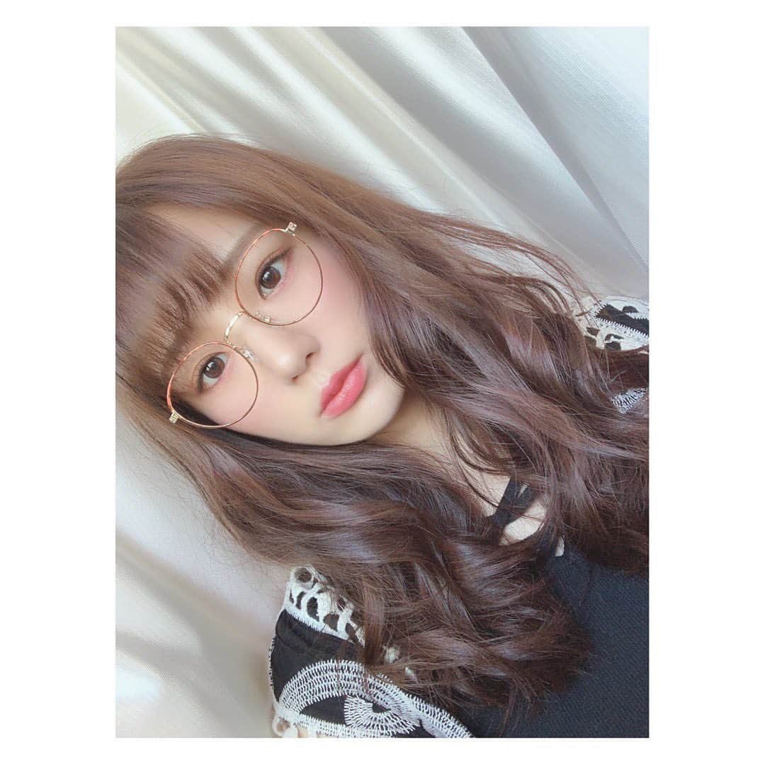 長谷川かすみさんのインスタグラム写真 - (長谷川かすみInstagram)「先日、みなみんから誕生日プレゼントでいただいた @amplitudebeauty  のコスメを使ってみたらめっちゃよかった🥺！ だから紹介する！！！ ＊＊＊＊＊＊＊＊＊＊＊＊＊＊＊＊ コンスピキュアス リップス 08 コンスピキュアス ダブルアイズ 03 テラコッタ ＊＊＊＊＊＊＊＊＊＊＊＊＊＊＊＊ 上まぶたに赤をのせると腫れぼったくなるかなぁ〜と思ったから、下まぶたの目頭から黒目の外側ぐらいまで赤をのせたよ。 濃いブラウンは目尻と上まぶたのキワにのせました！ 手持ちのサナ エクセルのアイシャドウと併用してみたんだけど、バッチリだった！！ (文章と写真で説明するの難しいね🙈動画の方が良かったかな🤔？) リップはマットで大人っぽくて、あんまり挑戦したことない色だったけど、めっっっちゃ可愛かった！大人になれた気がした！笑  唇荒れやすい私でも荒れずに使えたから口荒れやすい人にもオススメできる😌(個人差あるとは思うけど!) ただ、色落ちしやすい気がした(ご飯食べてたからかな？)から、色持ちするティントとかに重ねると良いかも🤔(オペラのリップティントかレブロンのバームステインとかに重ねようかな🙋‍♀️) 長くなったけど、参考になったかな？ たまにメイク紹介とか出来たらいいなーと、やってみて思った✌️✨ #長谷川かすみ #コスメ紹介 #amplitude #コンスピキュアスリップス #コンスピキュアスダブルアイズ #アイシャドウ #リップ #excel #スキニーリッチシャドウsr03 #デパコス #コスメ紹介」10月14日 17時14分 - hasegawa_kasumi