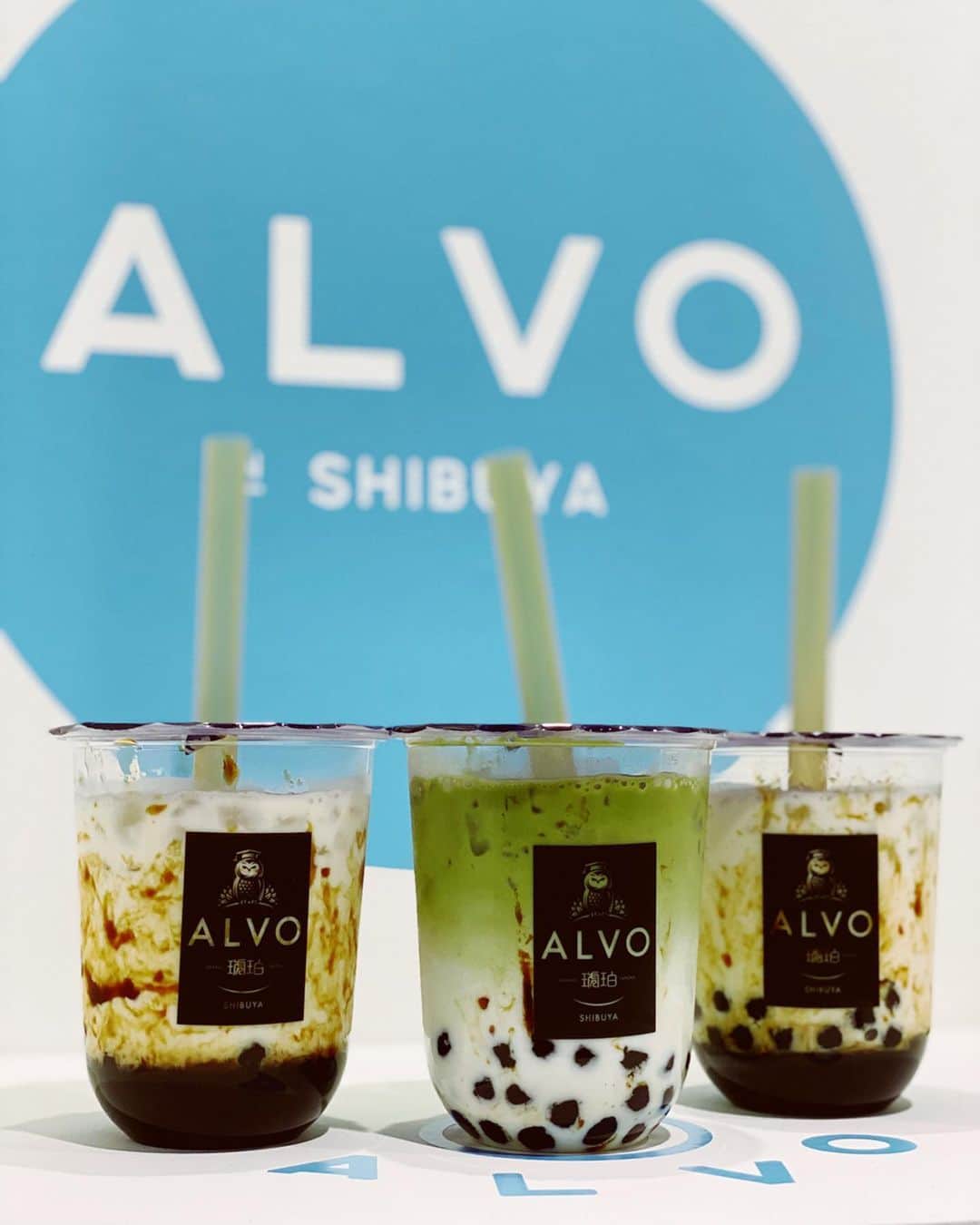 shihoのインスタグラム：「みんなでタピ活👅 . 渋谷に明日15日から new openだって💙 @alvo.kohaku . . 2枚目のあいみがとってくれた 写真、またなつと全く 同じポーズしてる問題🤣 . . お店がタピオカ屋さんとは 思えないくらい お洒落だったよぉ💙  あーーおいしかったなぁ黒糖💙 . . . . #琥珀タピオカ #タピオカ #黒糖タピオカ #渋谷タピオカ」