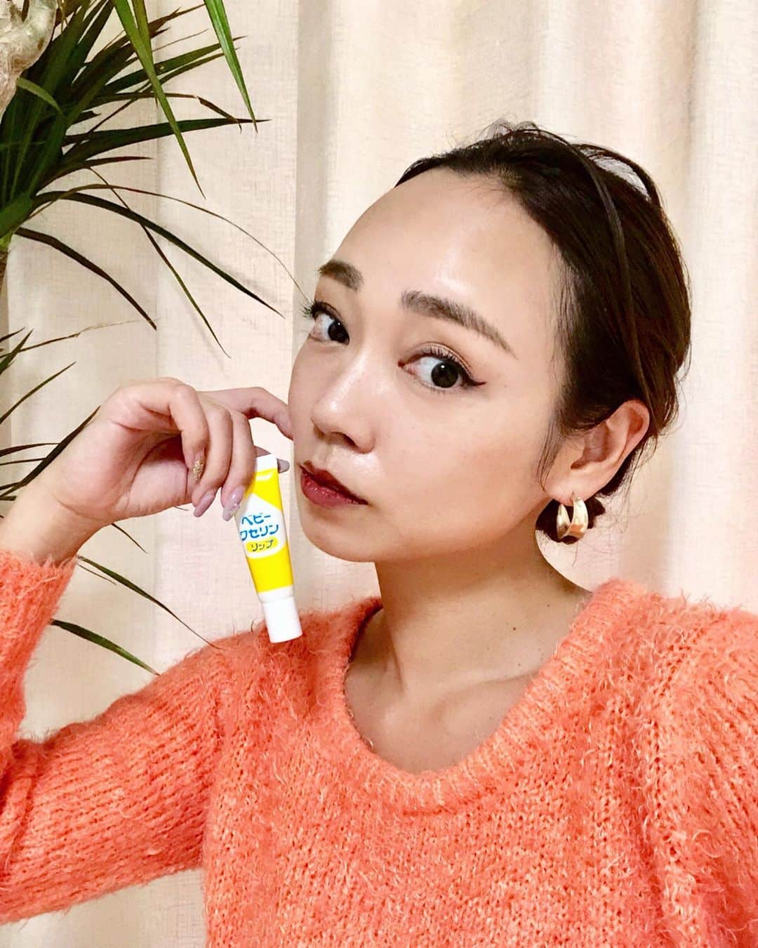 石田美奈子のインスタグラム：「𝕄𝕒𝕜𝕖 𝕦𝕡. . カサカサ唇のケアに良い商品を教えてもらいました💋 赤ちゃんにも使えるリップ、#ベビーワセリンリップ ☺︎ 私は色持ちの良いリップや色の濃いリップが好きなのですが、そういうリップはどうしても唇がカサつきがち。きっと刺激が強いんですよね(＞＜) そんな時に役立つのがこれ♡ ワセリンなので低刺激だし、伸びが良くてしっとり長続き✨ グロス代わりにリップの上から塗ってもいいし、夜寝る前の#唇ケア としてもオススメ🌙 お値段は嬉しいプチプラ、約300円🧡 . 唇だけじゃなく全身に使ってもいいので、乾燥させたくない目の周りやほうれい線、手などに使っても良しです♫ . イベントで#メイクアップアーティスト の高橋里帆さんに秋冬おすすめの#メイク を教えてもらったので、早くいろいろ試したい😍 #秋冬コスメ 買い足したいな💄 . 💆🏻‍♀️ → #minako_beauty . #アラサー美容 #lipcare #cosmetics #PR #健栄製薬 #ワセリンリップ #リップクリーム #唇カサカサ」