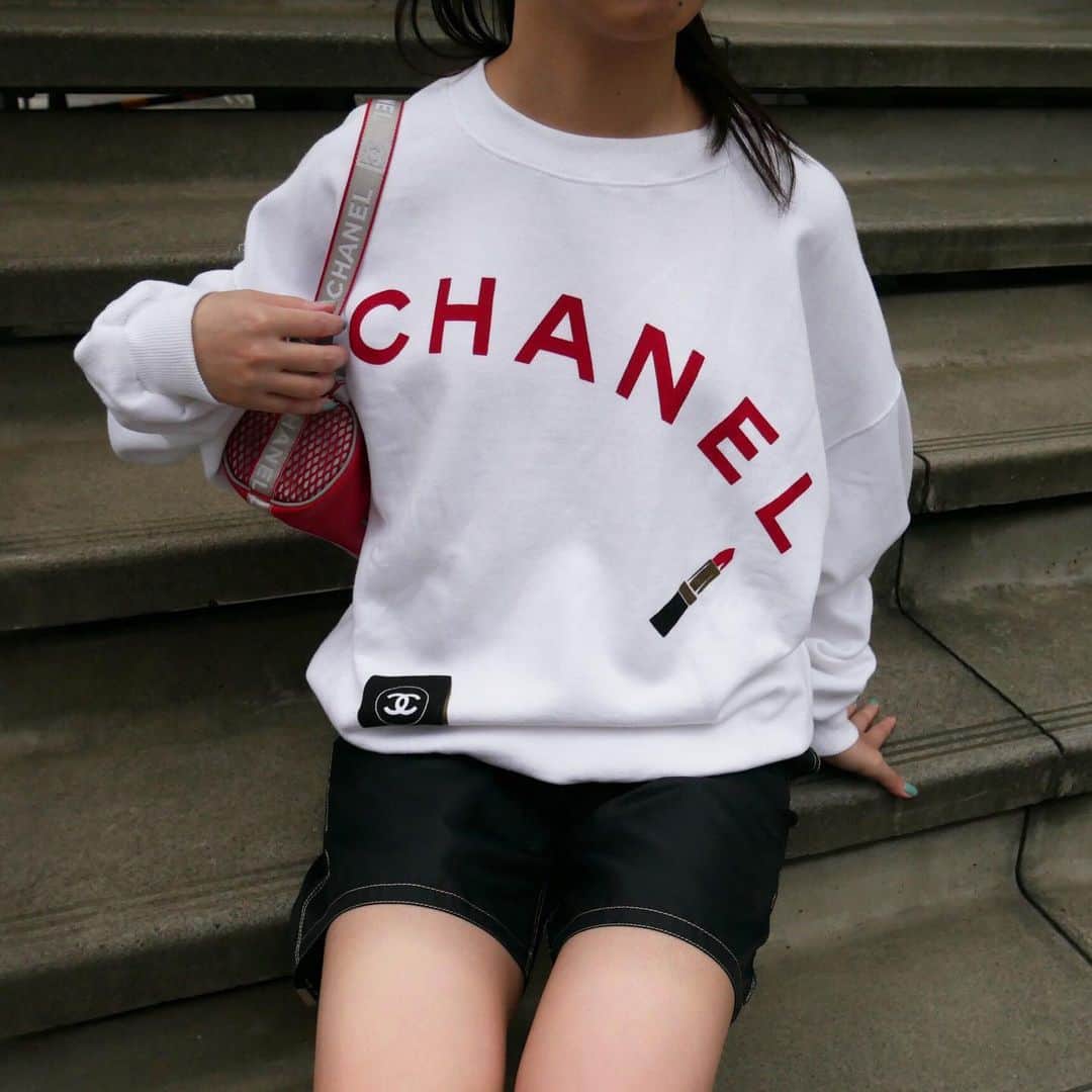 Vintage Brand Boutique AMOREさんのインスタグラム写真 - (Vintage Brand Boutique AMOREInstagram)「Vintage Chanel logo sweatshirt from 1988．Size L. ▶︎Free Shipping Worldwide✈️ ≫≫≫ DM for more information 📩 info@amorevintagetokyo.com #AMOREvintage #AMORETOKYO #tokyo #Omotesando #Aoyama #harajuku #vintage #vintageshop #ヴィンテージ #ヴィンテージショップ #アモーレ #アモーレトーキョー #表参道 #青山 #原宿#東京 #chanel #chanelvintage #vintagechanel #ヴィンテージ #シャネル #ヴィンテージシャネル #amorewardrobe #アモーレワードローブ」10月14日 17時24分 - amore_tokyo