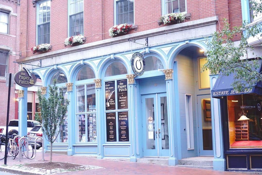 のインスタグラム：「とても好みな外観だったpaper shop。 お休みで中を見れなくて残念…。 #papershop #portland#oldport#maine #americatravel#americatrip#america#usa#roadtrip #アメリカ旅行#旅行#アメリカ #メイン州#ポートランド#オールドポート」