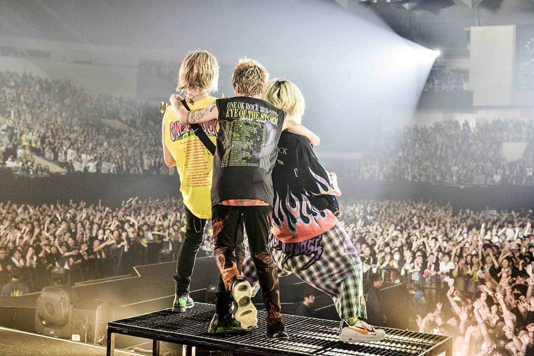 ONE OK ROCK WORLDさんのインスタグラム写真 - (ONE OK ROCK WORLDInstagram)「EYE OF THE STORM JAPAN TOUR 2019-2020 札幌,真駒内セキスイハイムアイスアリーナ(2日目)  _ @10969taka 札幌2日目ありがとう！^_^ しあわせな2日間だったよ！ また必ず戻ってきます！ @oneokrockofficial @ruihashimoto  Thank you for the second day of sapporo! ^ _ ^ It's been 2 happy days! We will definitely come back again! @oneokrockofficial @ruihashimoto  _ @toru_10969 また帰ってくるよ！素晴らしい2日間をありがとう札幌🤘 📸 @ruihashimoto  We'll come back again!  Thank you for the incredible 2 days Sapporo 🤘 📸 @ruihashimoto  _ @tomo_10969 札幌2日目🔥 ギリギリ。だからこそ、生きていると感じる。 このためにやっているんだと。 札幌のみんなに感謝です。 ありがとう✨🕊 @ruihashimoto 📸 #弟から兄へ #はじめてのおじさん  2nd day of Sapporo!🔥 I was almost at my limit, but that's what makes me feel alive.  That's what I'm playing for. I'm thankful to everyone in Sapporo.  Thank you!✨🕊 @ruihashimoto 📸 #弟から兄へ #はじめてのおじさん  _ @ryota_0809 札幌2日間ありがとう！！！ 全部出し切った〜ほんまに楽しかったわ！みんなありがとう😊👍 またすぐ戻ってきたい！ 今日はお互い暴れたからゆっくり身体休めよう💤 おやすみ。  Photo by @ruihashimoto 📸  Thank you Sapporo for Day 2!!! I gave it all I've got~ I had so much fun!  Thank you everyone! 😊👍 Today we went wild with everyone so let's have a good rest.  good night!  Photo by @ruihashimoto 📸  #oneokrockofficial #10969taka #toru_10969 #tomo_10969 #ryota_0809 #fueledbyramen #eyeofthestorm #eyeofthestormjapantour20192020」10月14日 17時31分 - oneokrockworld