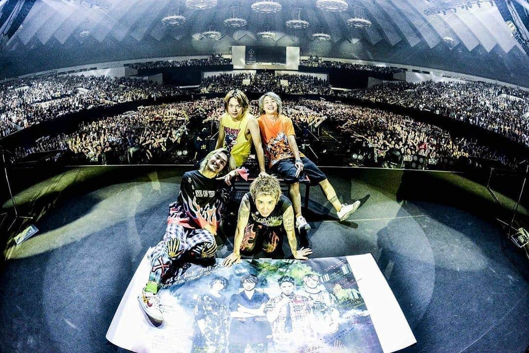 ONE OK ROCK WORLDさんのインスタグラム写真 - (ONE OK ROCK WORLDInstagram)「EYE OF THE STORM JAPAN TOUR 2019-2020 札幌,真駒内セキスイハイムアイスアリーナ(2日目)  _ @10969taka 札幌2日目ありがとう！^_^ しあわせな2日間だったよ！ また必ず戻ってきます！ @oneokrockofficial @ruihashimoto  Thank you for the second day of sapporo! ^ _ ^ It's been 2 happy days! We will definitely come back again! @oneokrockofficial @ruihashimoto  _ @toru_10969 また帰ってくるよ！素晴らしい2日間をありがとう札幌🤘 📸 @ruihashimoto  We'll come back again!  Thank you for the incredible 2 days Sapporo 🤘 📸 @ruihashimoto  _ @tomo_10969 札幌2日目🔥 ギリギリ。だからこそ、生きていると感じる。 このためにやっているんだと。 札幌のみんなに感謝です。 ありがとう✨🕊 @ruihashimoto 📸 #弟から兄へ #はじめてのおじさん  2nd day of Sapporo!🔥 I was almost at my limit, but that's what makes me feel alive.  That's what I'm playing for. I'm thankful to everyone in Sapporo.  Thank you!✨🕊 @ruihashimoto 📸 #弟から兄へ #はじめてのおじさん  _ @ryota_0809 札幌2日間ありがとう！！！ 全部出し切った〜ほんまに楽しかったわ！みんなありがとう😊👍 またすぐ戻ってきたい！ 今日はお互い暴れたからゆっくり身体休めよう💤 おやすみ。  Photo by @ruihashimoto 📸  Thank you Sapporo for Day 2!!! I gave it all I've got~ I had so much fun!  Thank you everyone! 😊👍 Today we went wild with everyone so let's have a good rest.  good night!  Photo by @ruihashimoto 📸  #oneokrockofficial #10969taka #toru_10969 #tomo_10969 #ryota_0809 #fueledbyramen #eyeofthestorm #eyeofthestormjapantour20192020」10月14日 17時31分 - oneokrockworld