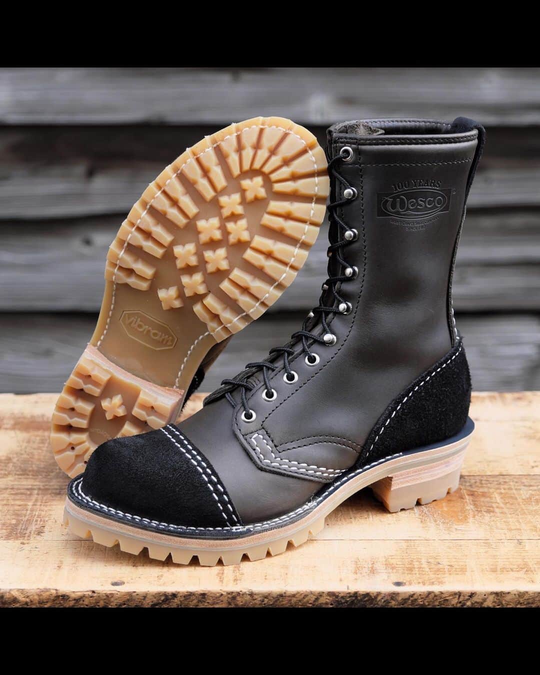 のインスタグラム：「. ~Charcoal Leather~ 新しいオプションレザーとして"Charcoal Leather"が、通常のカスタムオーダーで使用できるようになりました！ 昨年発表されたWESCOの限定モデル"1939s"で使用されたプルアップのカウハイドレザーで、厚みは5.5~6oz。 バイクとの相性は言わずもがな、さまざまなライフスタイルに溶け込むレザーカラーです。 . #WESCO #CharcoalLeather #新色レザー #madeinusa🇺🇸 #oregon #scappoose #wescojapan #wescoebisu #wescosetagaya #wescokanazawa #チャコールレザー」