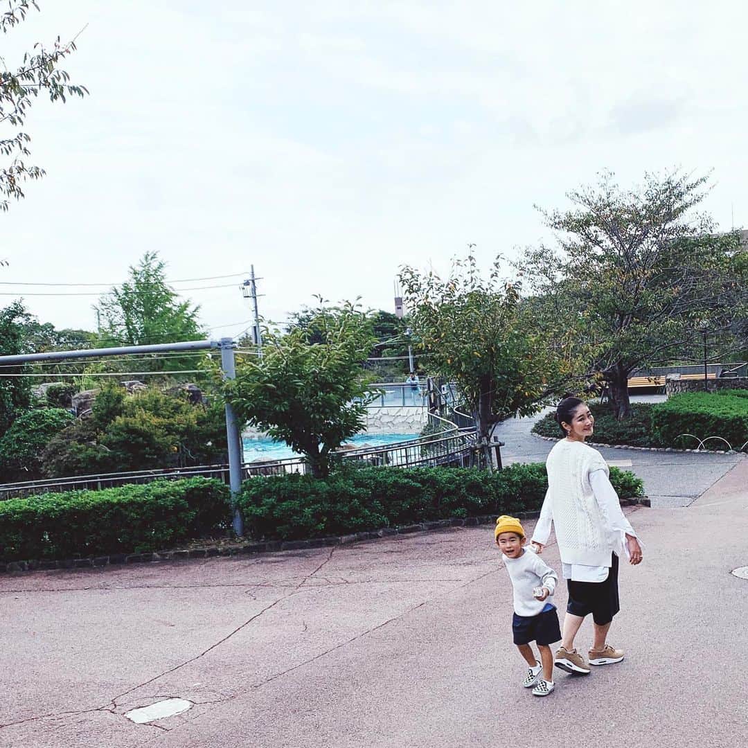 ジュジュのインスタグラム：「坊のリクエストで"王子動物園"へ🐼♡ . 🍙も初めての動物園♡ 終始ニコニコ♫ . 📸  2:the記念写真なリンク親子 3:さてどっちがどっちだ 4:🍙初めての動物園をご堪能 5:亀な兄貴 6:カバと兄貴 7:🐼 8:気分悪なったおかん 9:気分悪なったおとん . #家族day #mgtfamday #王子動物園 #🐒🐆🐘🦚🐊」