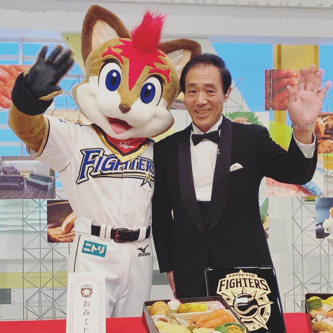 北海道日本ハムファイターズ フレップさんのインスタグラム写真 - (北海道日本ハムファイターズ フレップInstagram)「・ 今日はSTVのどさんこワイド179に出演して 「ファイターズおせち」の紹介をしたよ〜❗️ 2020年の年初めは是非「ファイターズおせち」で❗️🎍🌅 ・ ・ ・ #lovefighters  #驀進  #飛び出せ新時代  #フレップ  #福永俊介  #村雨美紀  #和久井薫 #どさんこワイド179  #ファイターズおせち」10月14日 17時38分 - frep_the_fox