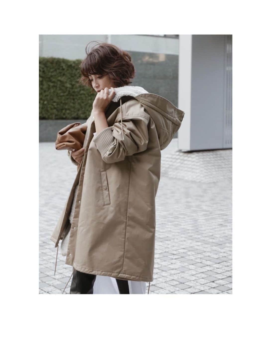 JUNNAのインスタグラム：「10月17日19:00発売の新作が @etretokyo  HPにて公開されました。  今週は受注会でも直ぐに完売となった人気のアウター #ミリタリーライナーボアコート  や昨年に引き続き人気の高いETRÉ TOKYOの人気ニットシリーズ ラクーンカーディガンやラクーンワンピースが入荷します😌  #ミリタリーライナーボアコート ボアライナー単体での着回しも👍 ↑ (このハッシュタグをタップすると、動画も見られます) お見逃し無く... ・ ・ outer/ #ミリタリーライナーボアコート 10/17 19:00発売 shirt/#バックテールロングシャツ 完売終了 boots / #エトレニーハイブーツ 完売終了 necklace/ #oldceline  pierce/ #loewe #ロエベ bag/ #hermès #bottegaveneta ・ ・ ・ #etretokyo #junna👠 #2019ETREaw #156cm  #bottegavenetabag#bottegavenetathepouch#ボッテガ #ボッテガヴェネタ#大人カジュアル#カジュアルコーデ #秋服 #ボブ#ボブヘアー#大人ボブ#カジュアル#カジュアルコーデ #大人カジュアル #大人コーデ#ボブ #ボブアレンジ#ベージュ #ベージュカラー #ベージュコーデ #エトレコート」