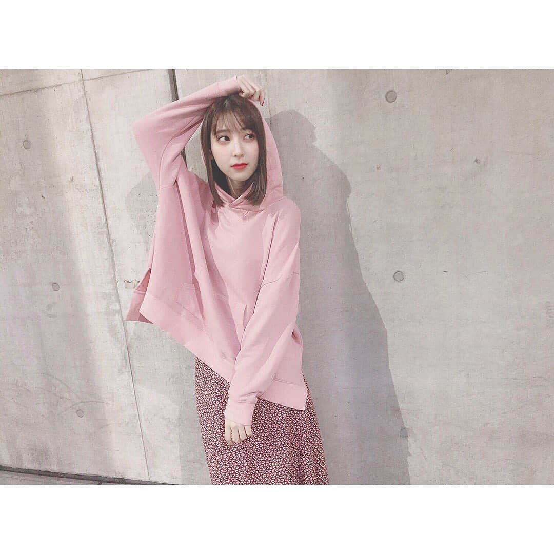 松岡菜摘のインスタグラム：「. . 握手会ありがとうございました☺︎ ピンク珍しいね〜って いっぱい言われた。笑 . #ootd #fashion #pink #パーカー #laraflamingo #めるカメラ」
