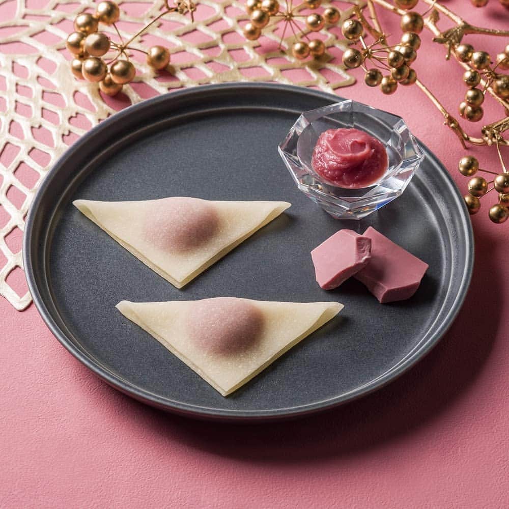 おたべ Instagram officialのインスタグラム：「ルビーチョコレート×京都　魅惑のコラボレーション 「ルビーショコラのおたべ」新発売！ ダーク、ミルク、ホワイトに続く第4のチョコレートとして大注目のルビーチョコレートと、京都銘菓「おたべ」を組み合わせた新感覚の和スイーツです。 バリーカレボー社のルビーチョコレートを弊社オリジナルの製法でガナッシュに仕上げ、国産コシヒカリと厳選したお水で作った生八つ橋の生地で優しく包みました。  濃厚でフルーティーなルビーチョコレートの味わいと、もちもちとした生八つ橋の食感を最大限引き出せるよう、幾度も配合を変えながらようやく発売に至った渾身の一品です。 パッケージは、和模様の「麻の葉柄」にキラキラと光る加工を施し、京都らしさとルビーの輝きを融合させた華やかなデザインです。  2019年10月11日 新発売  価格：10個入り（5個入り×2パック） 税別660円  京都市内観光地、京都駅など　お取り寄せ通販可」