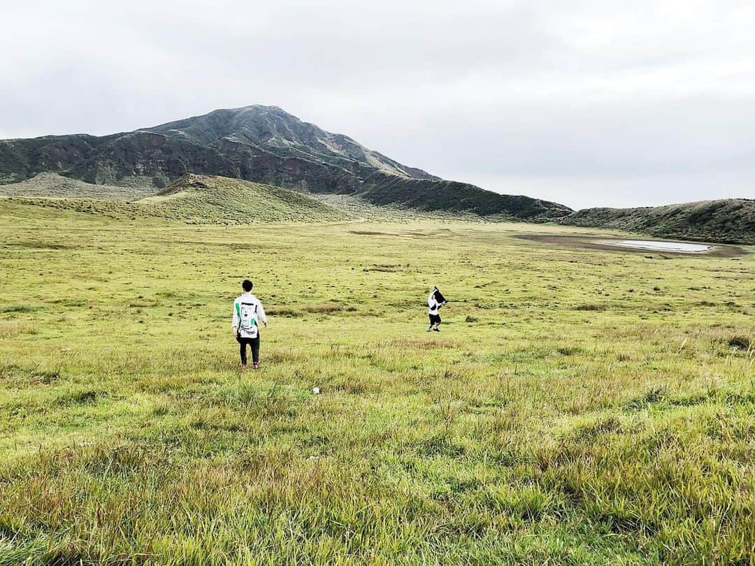 AILIさんのインスタグラム写真 - (AILIInstagram)「阿蘇の大地は想像以上に 神々しい🌄  山々の地平線が見れるのは、野焼きが1000年に渡り受け継がれている阿蘇ならではの景色なんだって。 そこに落ちる夕日がまた美しくて。。 _ その反面、ドライブ途中に見た阿蘇の山肌には地震で起きた見たことない程の大きな山崩れの跡が残っていて、通行止めの山道もまだあり、復興途中の熊本を目の当たりにしたらお腹の辺りがギュっとなりました。。(この写真達ではありません。) _ 熊本の偉大さにただただ感動する瞬間ばかりで、また一つ勉強になりました^_^ まだまだ日本にも知らないことが沢山だ！  阿蘇、またすぐに遊びに来たい。  #熊本 #阿蘇 #旅  #japan #trip #kumamoto #aso」10月14日 17時54分 - ailimusic