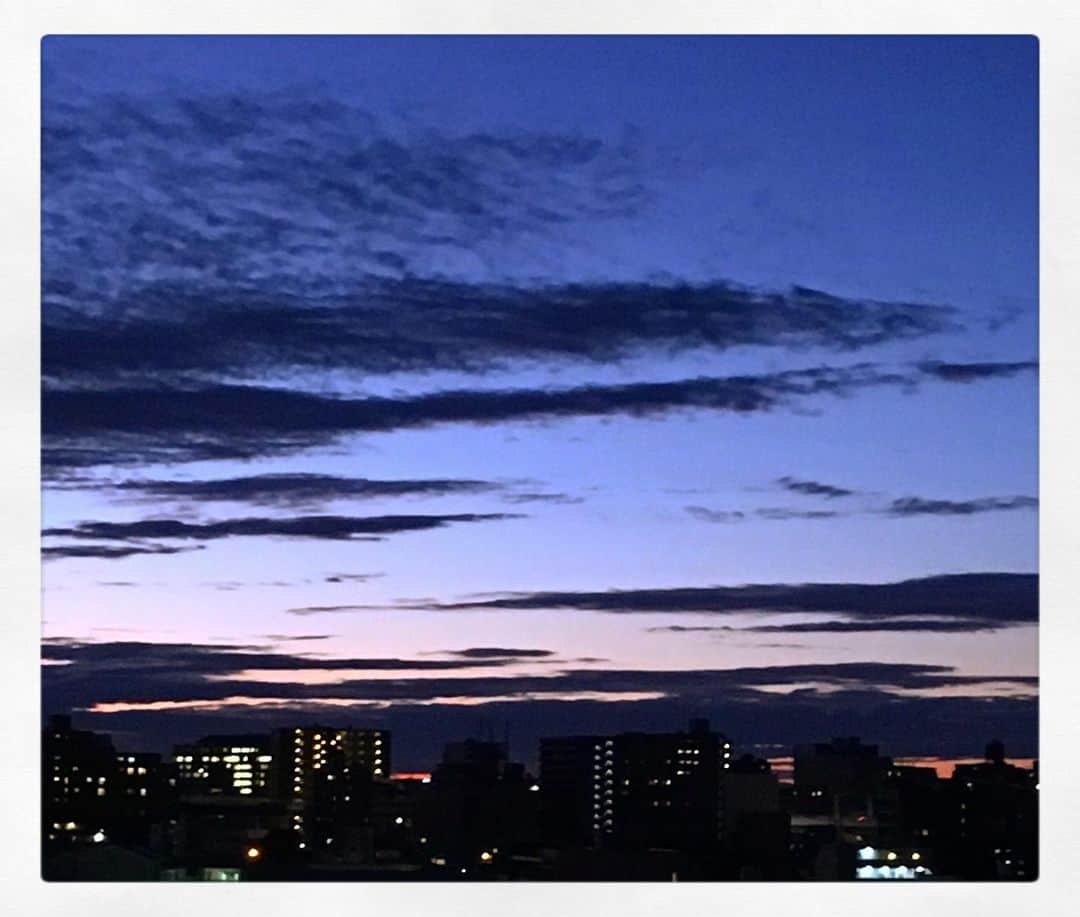 藤原ゆかのインスタグラム：「台風一過で一安心。命も原稿データも無事でした。翌日に撮れた、コントラストがきれいな空📷」
