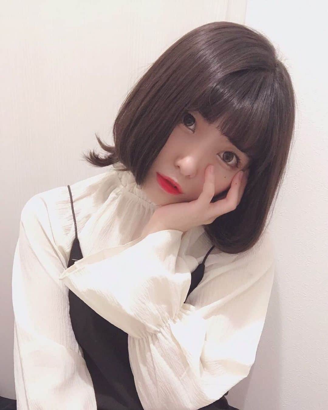 東雲れいかのインスタグラム：「袖がキクラゲみたいなのお気に入り！衣替えはもうすんだ？ お鍋たべたい^ - ^ このセットアップワンピースは @holidayandholiday_official さんのだよ👗 Fall is just around the corner....❤︎🐶 . . . . . . . . #good_portraits_world  #girls #instagood #fashion  #flower #pics_jp #japanesegirl #topportraits  #portrait #portraits #東京センチメンタル #japanesegirl #ウルフカット #hairmake #makeuptutorial #autumnfashion #holidayandholiday #idol #model  #泳装 #照片 #粉我 #我的最愛 #赞 #好吃 #时装 #漂亮  #그라비아 #수영장 #섹시」