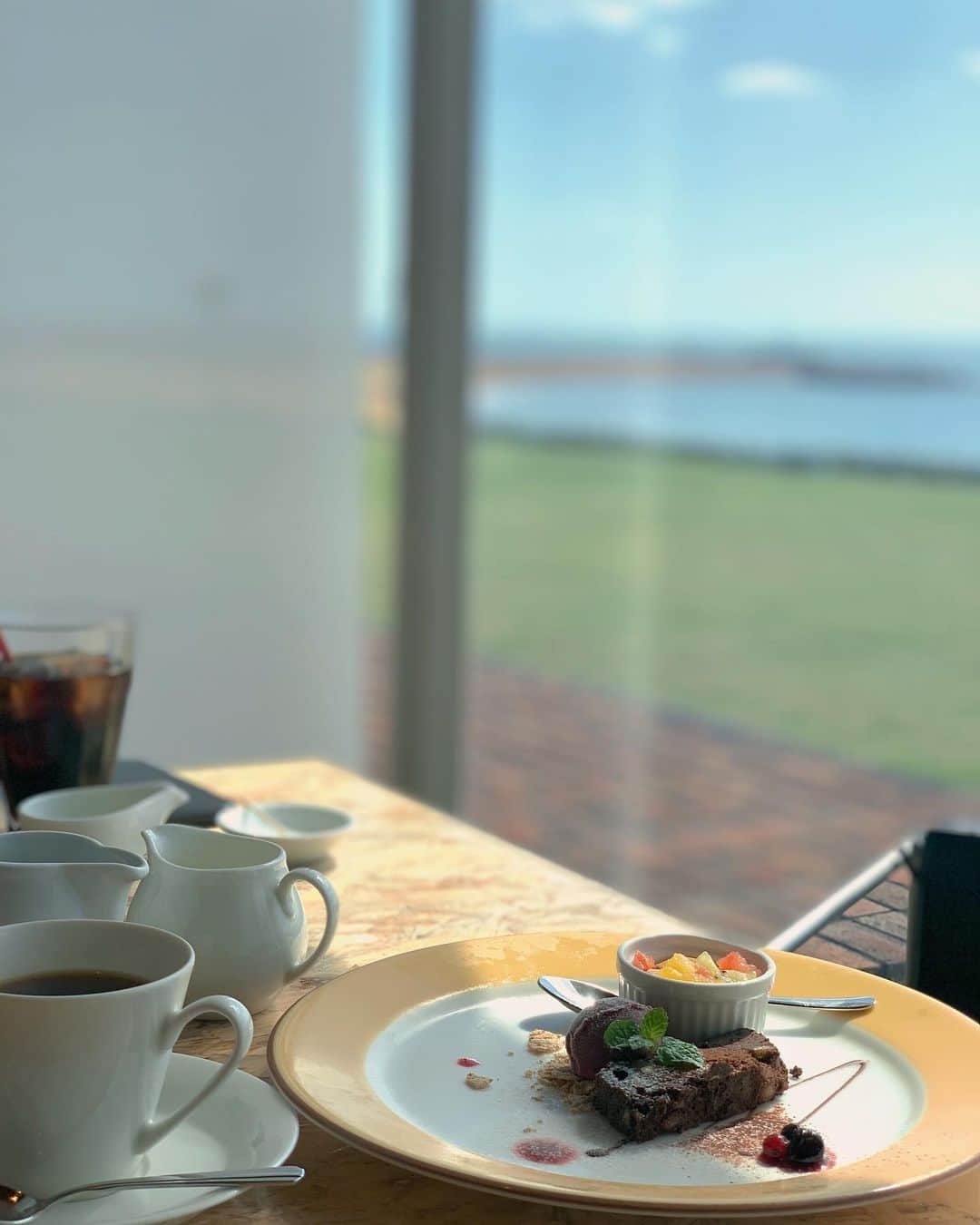 堀江直美さんのインスタグラム写真 - (堀江直美Instagram)「今日は山口県までドライブ🚘🌈 * Lunchは @sol.poniente402 へ行きました🍽 * コースはボリュームもあり美味しく頂きました🤲🏻最高なロケーションで子供達も喜んでました✨ * しかもinstagram を見たで10%OFFのキャンペーン中でしたよ💛 * サンセットも綺麗みたいなのでまた行ってみたいな🌇 * #solponiente#ソルポニエンテ#山口県#山口#山口ランチ#yamaguchi#山口グルメ#lunch#パエリア#家族時間#familytime#子連れランチ#生ハム#hntabelog#隈研吾#隈研吾建築」10月14日 18時06分 - naomiiiiiiiiiiii