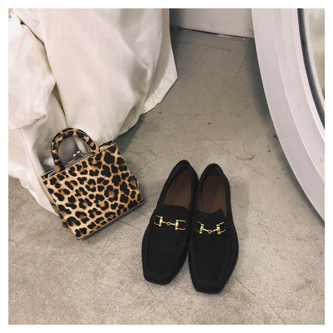 マウジーさんのインスタグラム写真 - (マウジーInstagram)「October Accessories ・FAKE SUEDE BIT LOAFER(010CAG52-6930) ※LLサイズはWEBストア限定 ・CLASP SHOULDER BAG(010CAT51-6880) 全国のMOUSSY店舗・SHEL'TTER WEB STOREにて発売中。 #MOUSSY」10月14日 18時15分 - moussyofficial