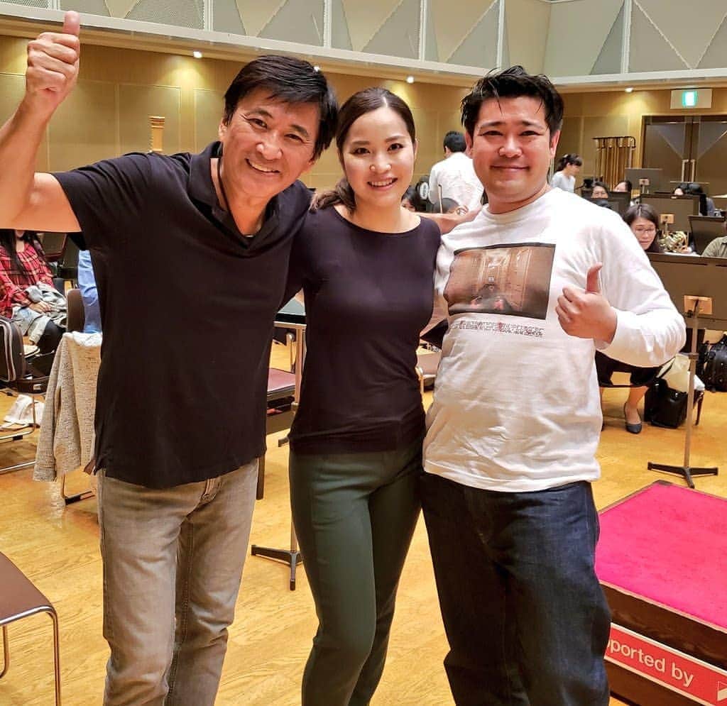 藤岡幸夫のインスタグラム：「神尾真由子さん凄い‼️ 妖艶で甘くセクシー…まるでラテン系美女…そして時に野獣のよう…強烈なコントラストで作品の魅力を最大限に‼️(ウォルトンがイタリアに移住、アルゼンチン女性と結婚したのが良くわかる) 関西フィルも生き生きと色彩豊か👍 必聴‼️コンマス岩谷祐之さんと。 チケット完売間近ですがまだあります。  #神尾真由子」