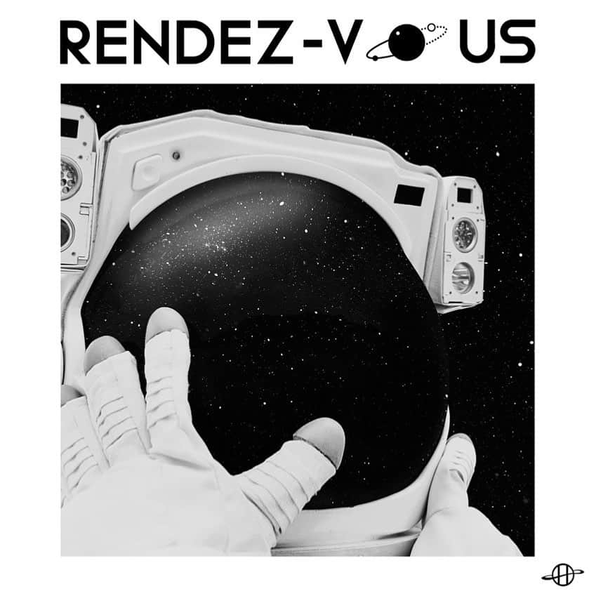 ヒョンシク のインスタグラム：「첫번째 솔로 미니앨범 RENDEZ-VOUS가 드디어 나왔습니다👨‍🚀 저와 얽힌 모든분들 진심으로 감사하고 사랑합니다🖤」