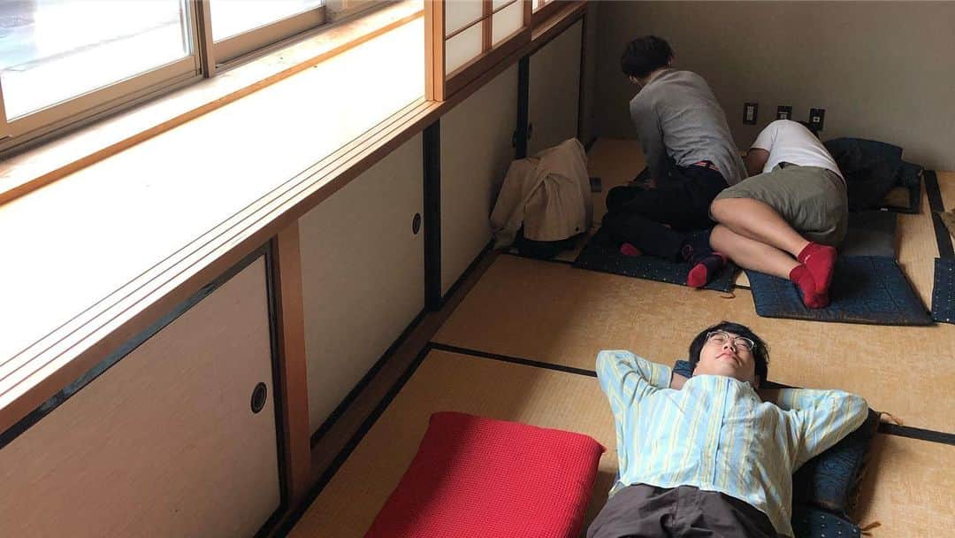 かみちぃさんのインスタグラム写真 - (かみちぃInstagram)「島根大学学園祭と美作大学学園祭にお邪魔しました！！ 朝早く着いたのでみんな寝てましたが、この2人は本当に開演5分前まで寝てました。 起こさなかったら寝てたんだろうな〜。 #ゆにばーす川瀬 #ジェラードンにしもと #起こしたとき #5分前だということは #嘘だと思ってたみたい #本当に5分前でした #僕は #楽屋とかではあまり寝れないタイプ」10月14日 18時12分 - kamichii_gerrardon