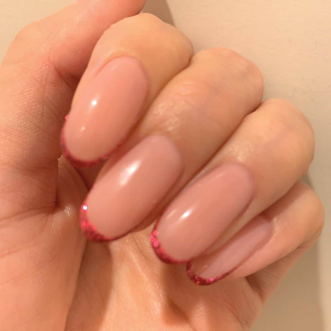 岩瀬玲さんのインスタグラム写真 - (岩瀬玲Instagram)「ネイルチェンジ💅  ピンクに濃いラメのピンクで細フレンチに  #ネイル #秋ネイル #細フレンチ」10月14日 9時34分 - akirakkuma