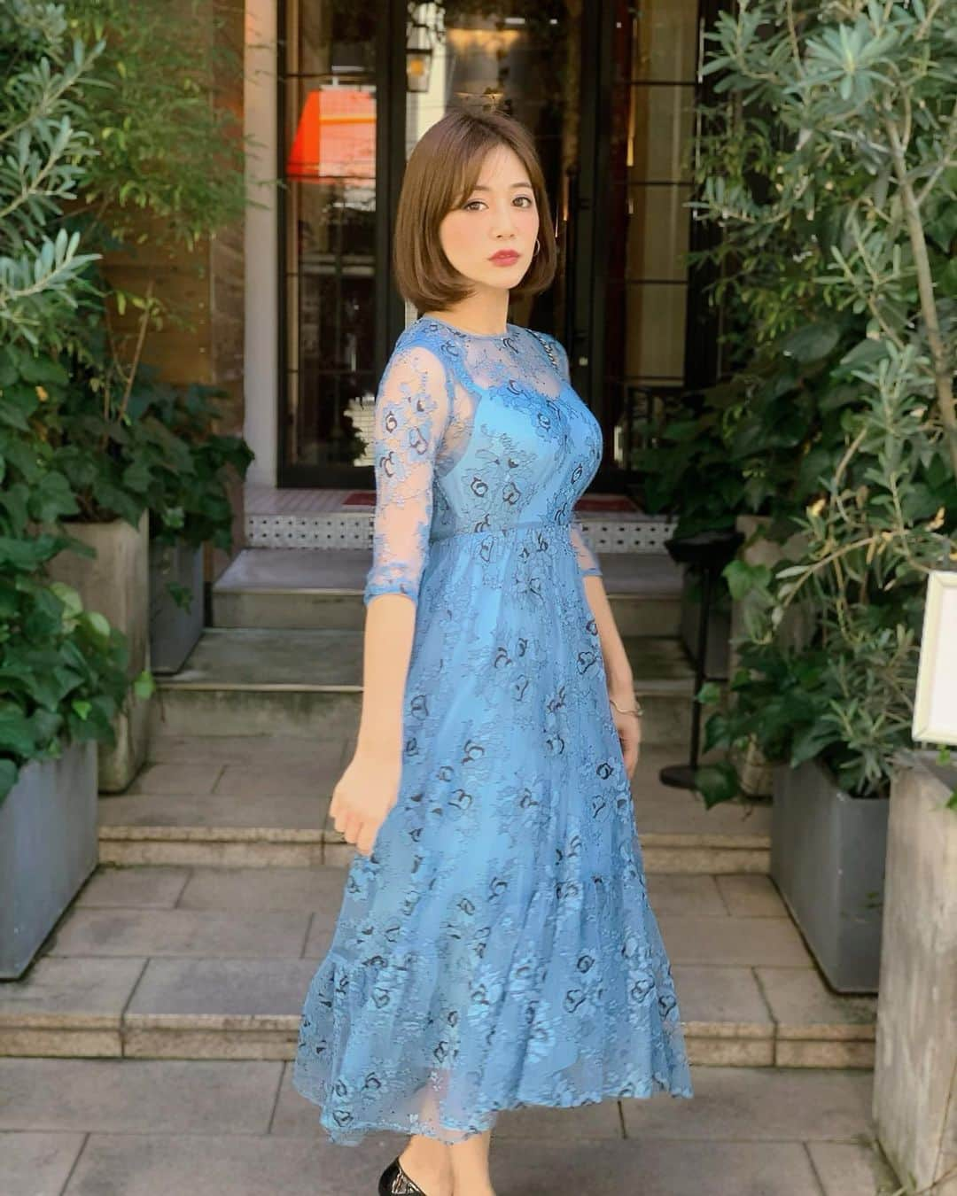 石井里奈さんのインスタグラム写真 - (石井里奈Instagram)「おはよん💕 . 昨日はラグビー感動しましたね🥺❤️ ずっとハラハラドキドキ！ 街中から歓声が沸いてて、本当いい試合で涙ものでした😭❤️ . スポーツ、チーム愛、本当素敵😭 . そんな今朝は休日のランチコーデ👗 大好きなフレンチトーストを食べに🍞 . 届いたばかりの @lamode_official のワンピを着ていきました💕 結婚式のお呼ばれコーデとしても普段のワンピとしても使えて本当便利☺️💕 . 今日は朝から撮影続き📸 その前に @shinjuku.reiwaclinic で白玉点滴受けてきます🙋‍♀️💕 . #ブルー #lamode_official #ラモード #レースワンピース #大人コーデ #結婚式 #結婚式二次会 #wedding #お呼ばれコーデ #ランチ #フレンチトースト #lunch #りなまるコーデ #レース #ドレス #blue #bluedress #weddingday #weddingdress #ショートボブ #ショートヘア #ドレスアップ #おでかけ #恵比寿 #rwc2019 #rwc #ラグビー #ラグビーワールドカップ2019 #ラグビー日本代表」10月14日 9時49分 - ri7tin1025