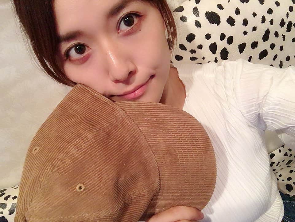望月海羽さんのインスタグラム写真 - (望月海羽Instagram)「昨日は帽子ちゃん☺️🧢 ・ 台風の被害が甚大だけど大丈夫かなぁ？ 珍しくテレビをよく見た3日間でした📺 ・ なぜか実家の換気扇が縦に回る夢を見たけどそんなところに換気扇は無いです！な夢でした ・ ・ #望月海羽 #星レト #早安 #おはみうし #gm #脚本 #演出 #キミハナ #Autumn #写真好きな人と繫がりたい #instagood #虫歯ポーズ #love #legs #me #l4l #selfie #美容好きな人と繋がりたい #芋焼酎 #熱海出身 #Japanese #actress  #わがままボディ #呑兵衛 #芋女 #舞台女優 #男前女子 #末っ子だけど姐御肌 #followme #親知らず抜歯」10月14日 9時41分 - mikasawada1112